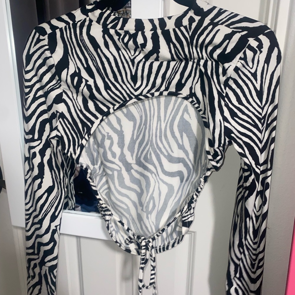 Long sleeve open back zebra top